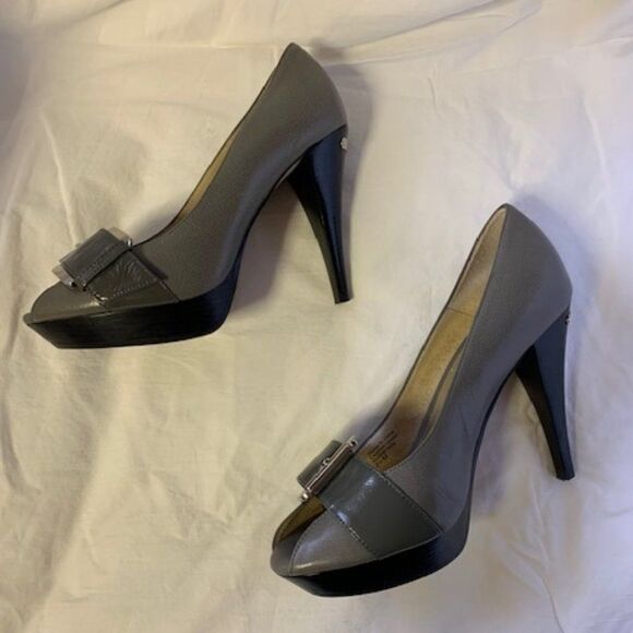 MICHAEL KORS SZ 5 1/2  M  PEEP TOE GRAY - Picture 1 of 6